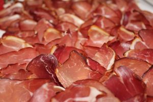 A vörös és feldolgozott húsok kis mennyiségben is növelik a bélrák kockázatát