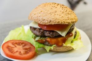 Tizenkétezer kalóriás hamburgert kínál egy brit kocsma